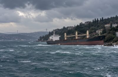 Sarıyer kıyısında karaya oturan ticari gemi