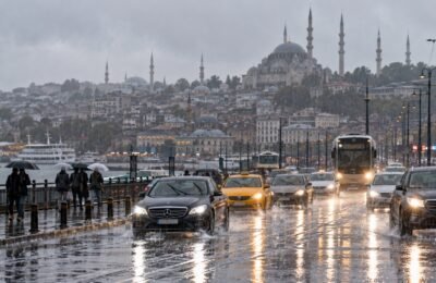 İstanbul’da sağanak sırasında ıslak yolda ilerleyen araçlar